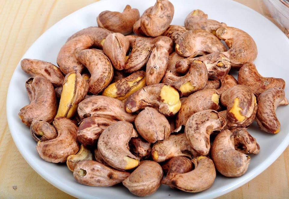 Mua hạt điều rang muối nguyên hạt còn vỏ lụa ngon ở đâu? | Chợ ...