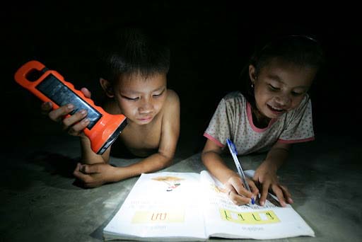 vat-dung-thuong-ngay-tro-nen-tien-ich-hon-nho-nang-luong-mat-troi4